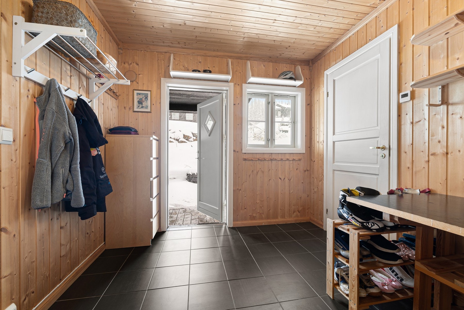 Romslig entré med plass til yttertøy og sko - praktisk for aktive dager. Galleribilde