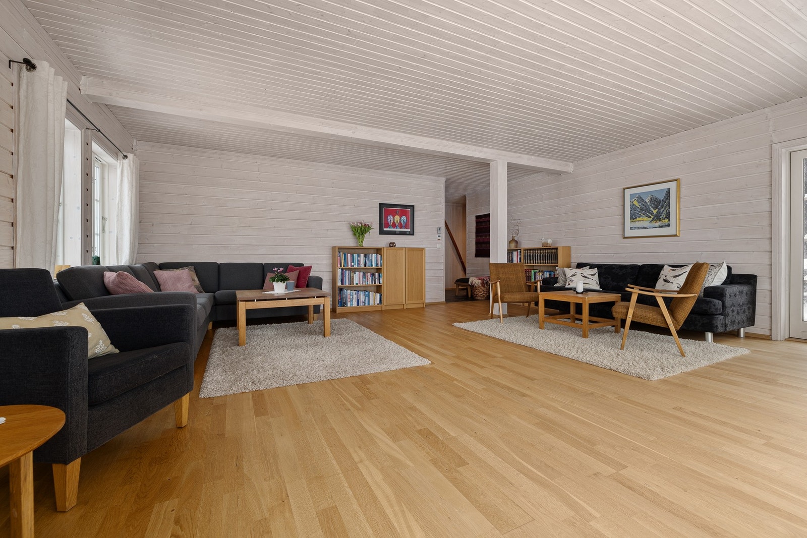 Stuen er åpen og har god plass til venner og familie. Galleribilde