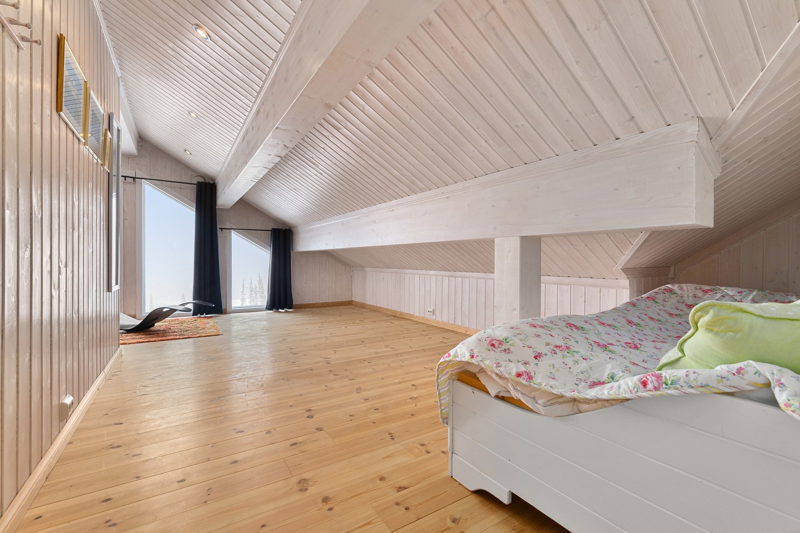 Romslig hems med koselig atmosfære og flott lysinnslipp. Galleribilde