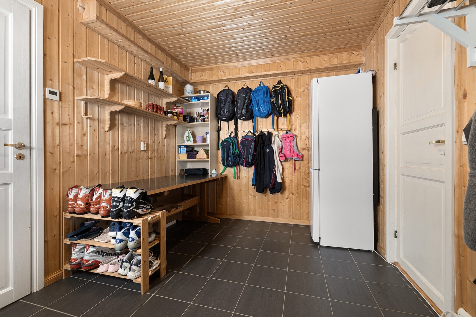 Smart og romslig grov-entré med god oppbevaring for turklær og skiutstyr. Galleribilde