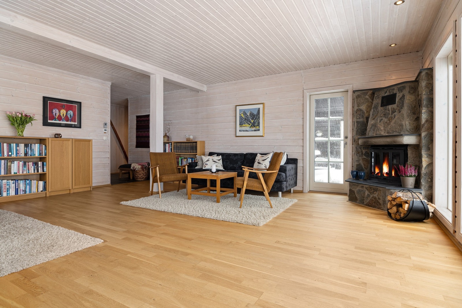 Klassisk hyttestil med lun peis. Galleribilde