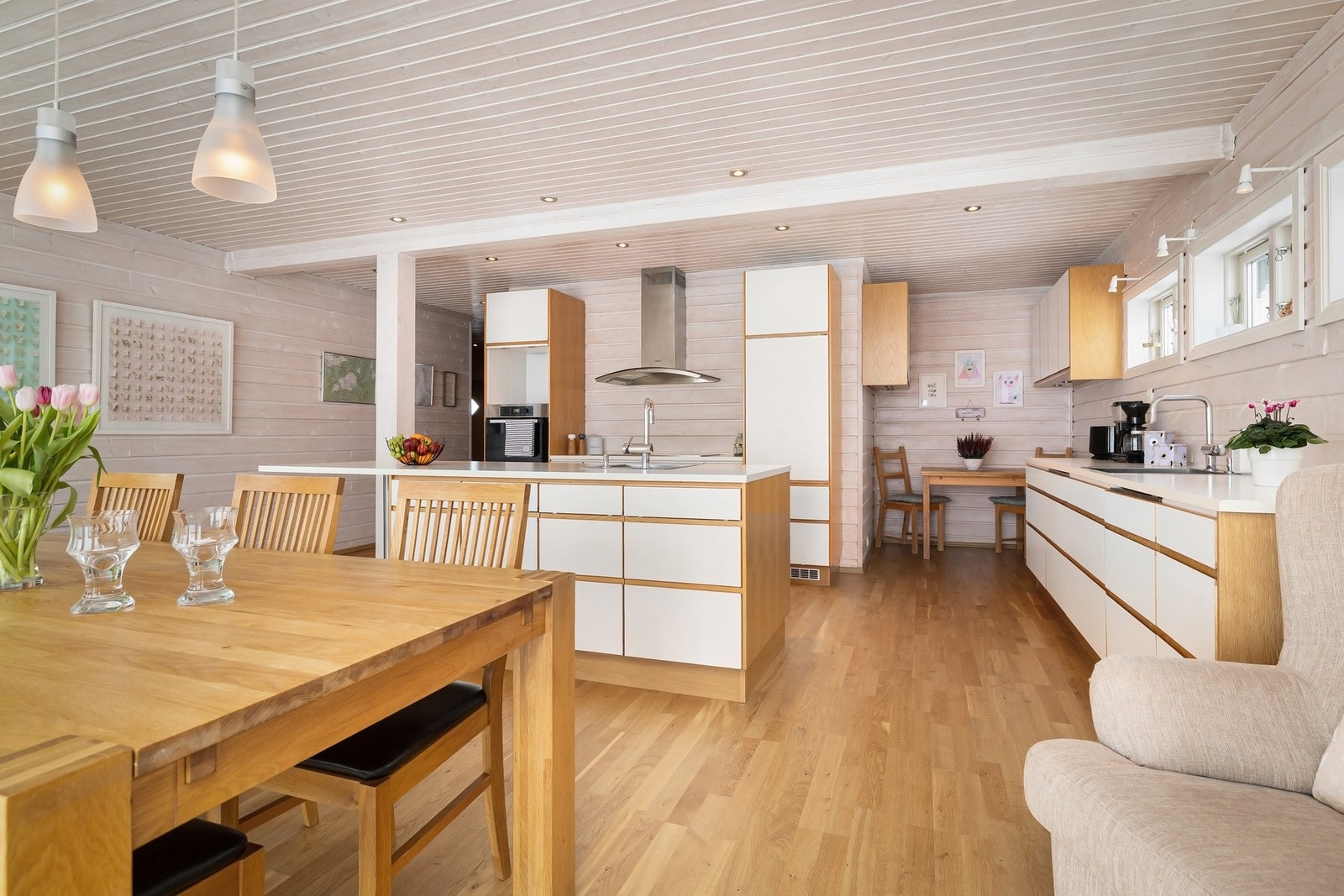 Åpen løsning mellom kjøkken og stue - sosialt og funksjonelt. Galleribilde