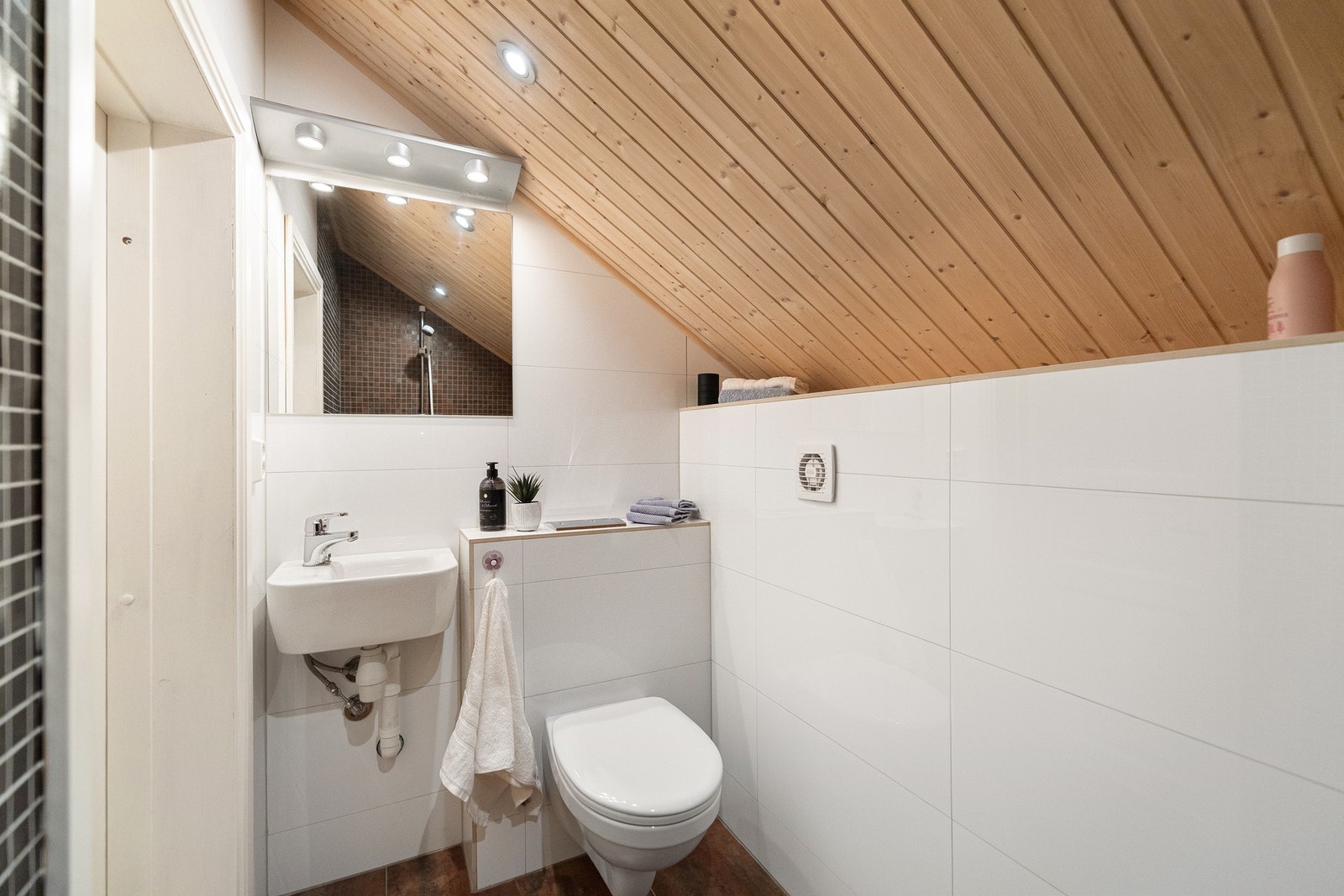 To ekstra baderom på loft - funksjonelt og stilrent. Galleribilde