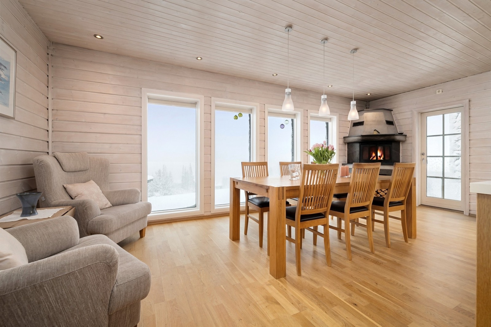 Lys og luftig spise stue med store vinduer. Galleribilde