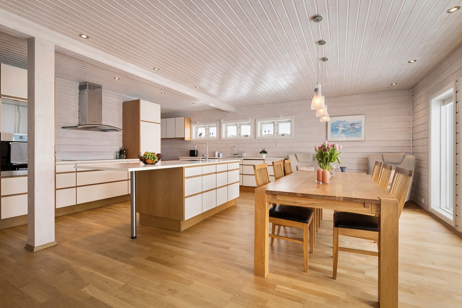 Kjøkken med rene linjer, god benkeplass og kvalitetsinnredning. Galleribilde