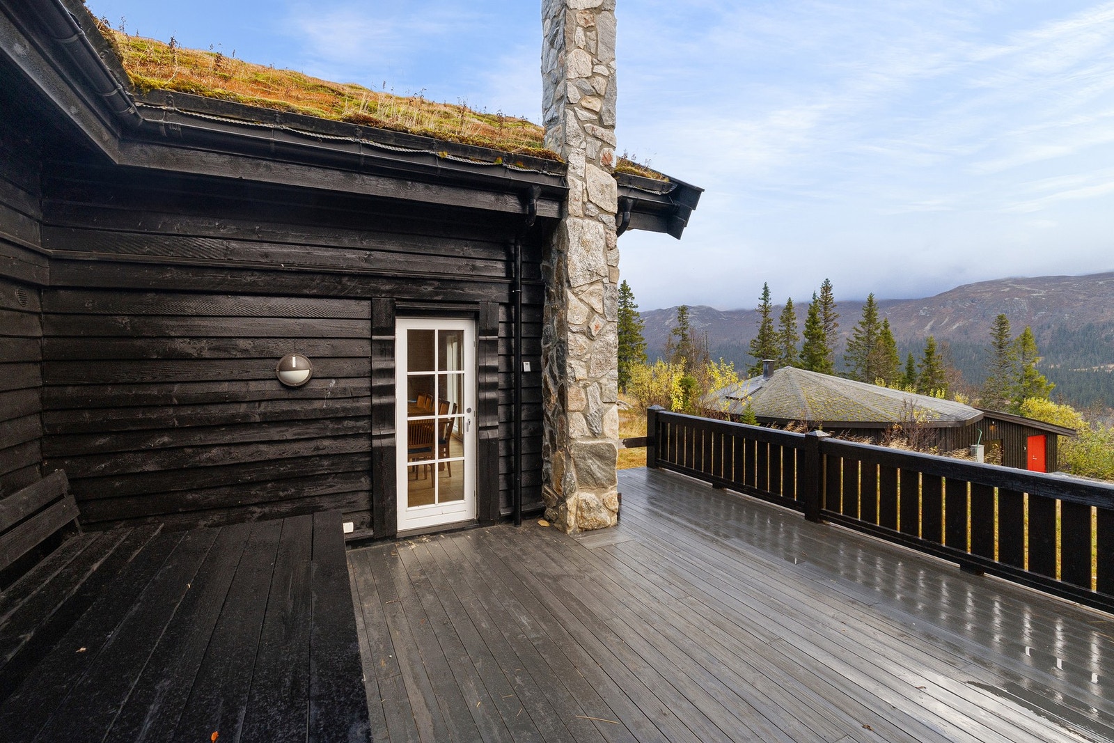 Terrassen innbyr til rolige stunder i frisk fjelluft - sommer som vinter. Galleribilde