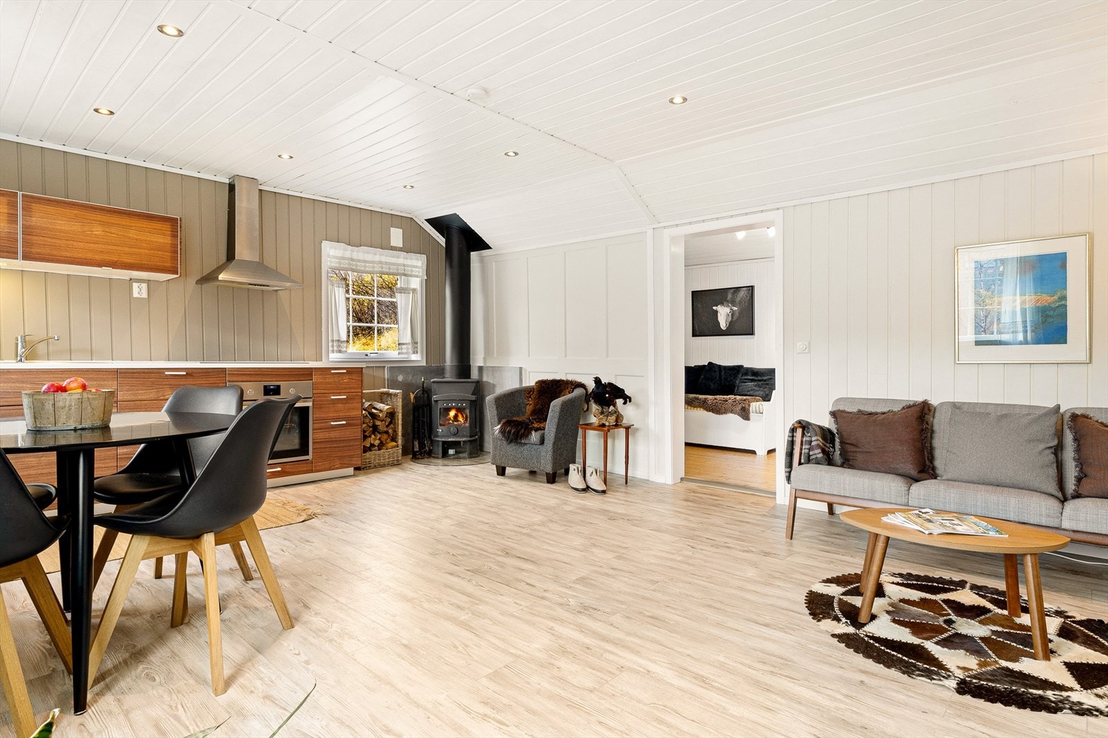 Lyse og fine overflater i stuen, et moderne preg uten at man mister "hyttesjarmen" Galleribilde