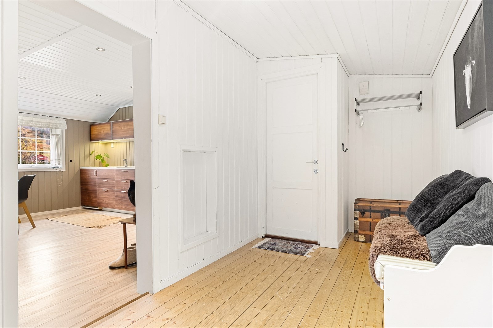 Romslig gang med god plass til oppbevaring av yttertøy med mer Galleribilde