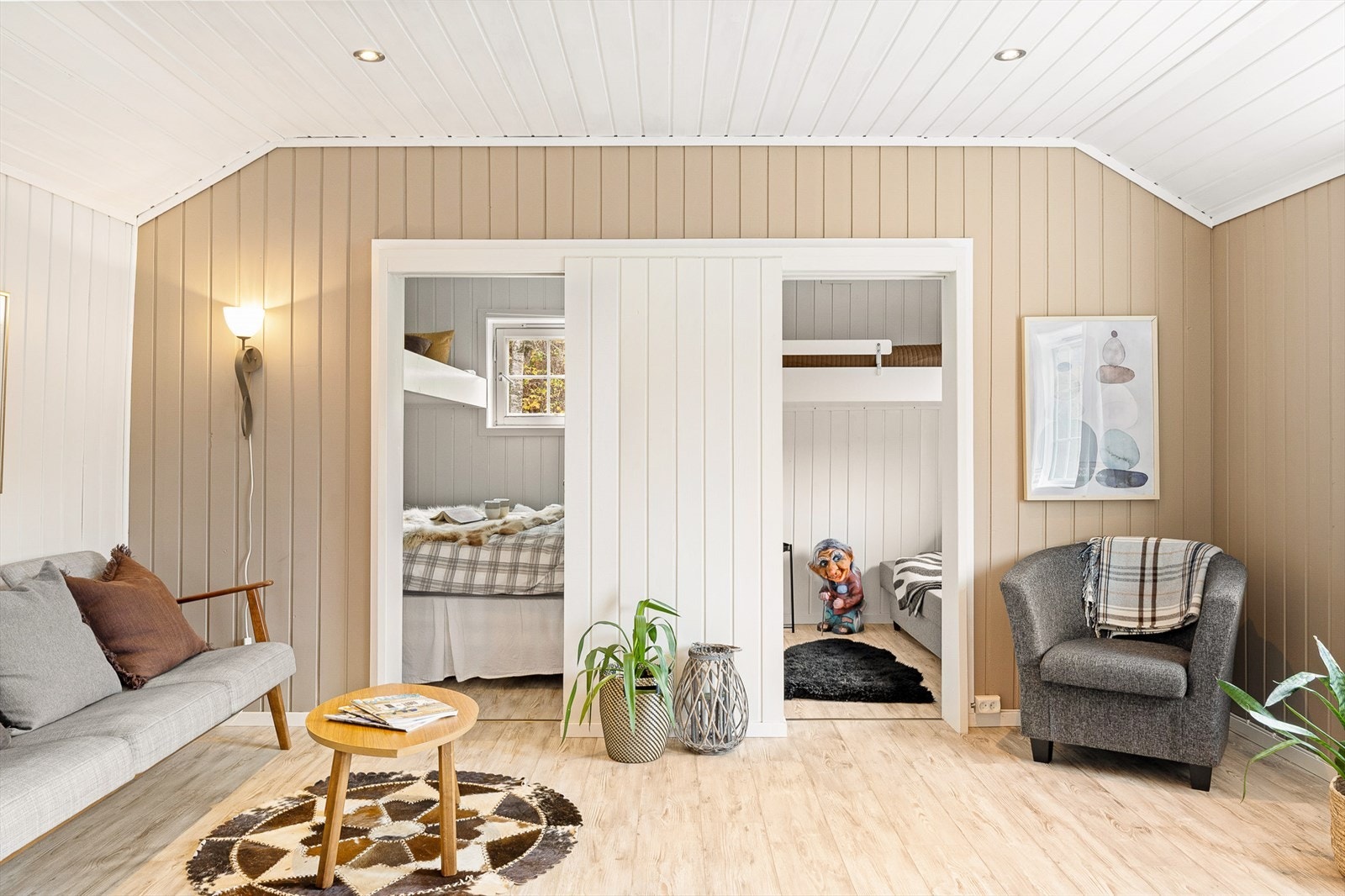 Fra stuen er det tilkomst til hyttens to soverom Galleribilde