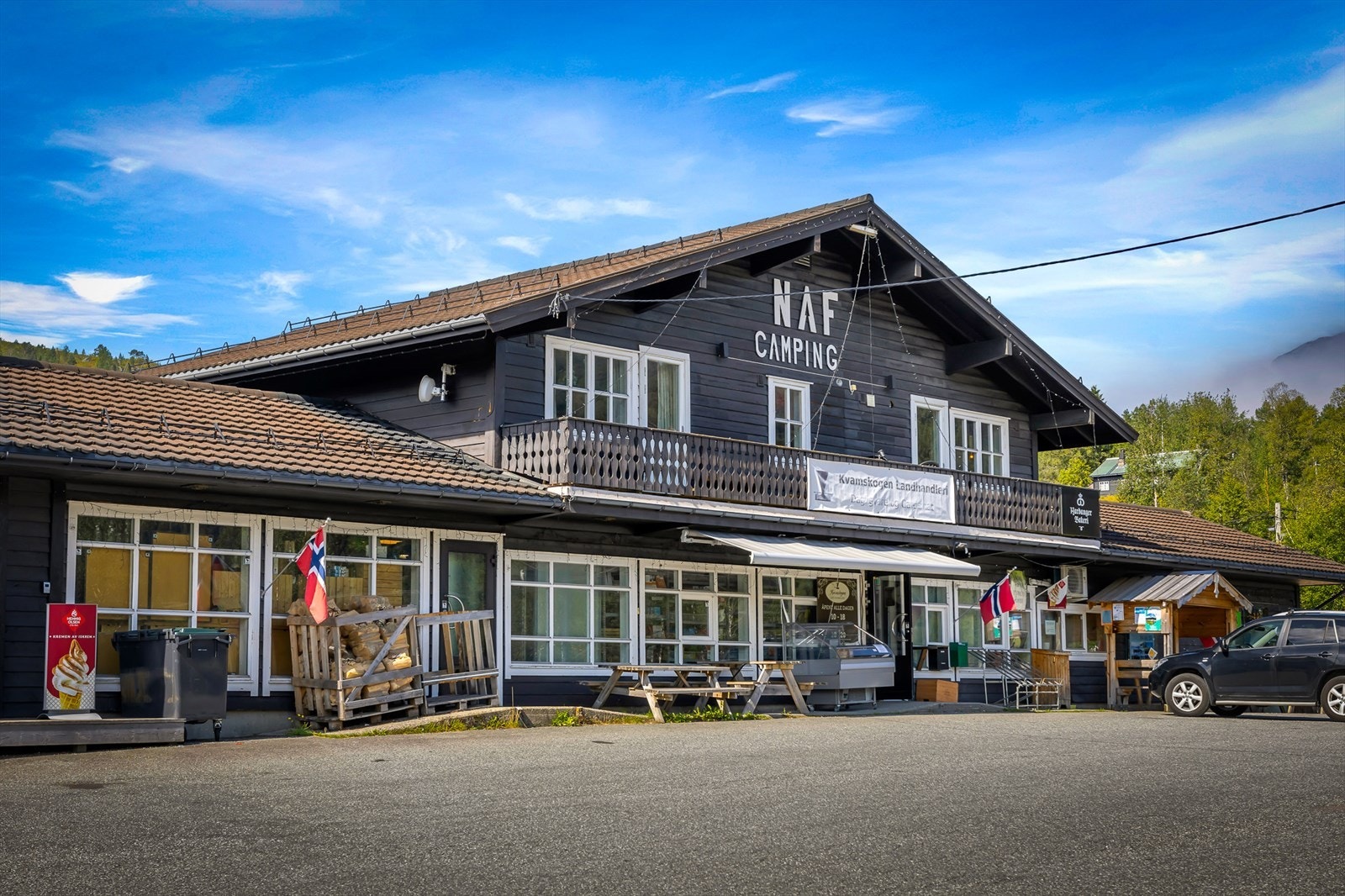 Ikke langt fra eiendommen finner du NAF´n / Kvamskogen Landhandleri for innkjøp av daglige nødvendigheter og elbillading. Galleribilde