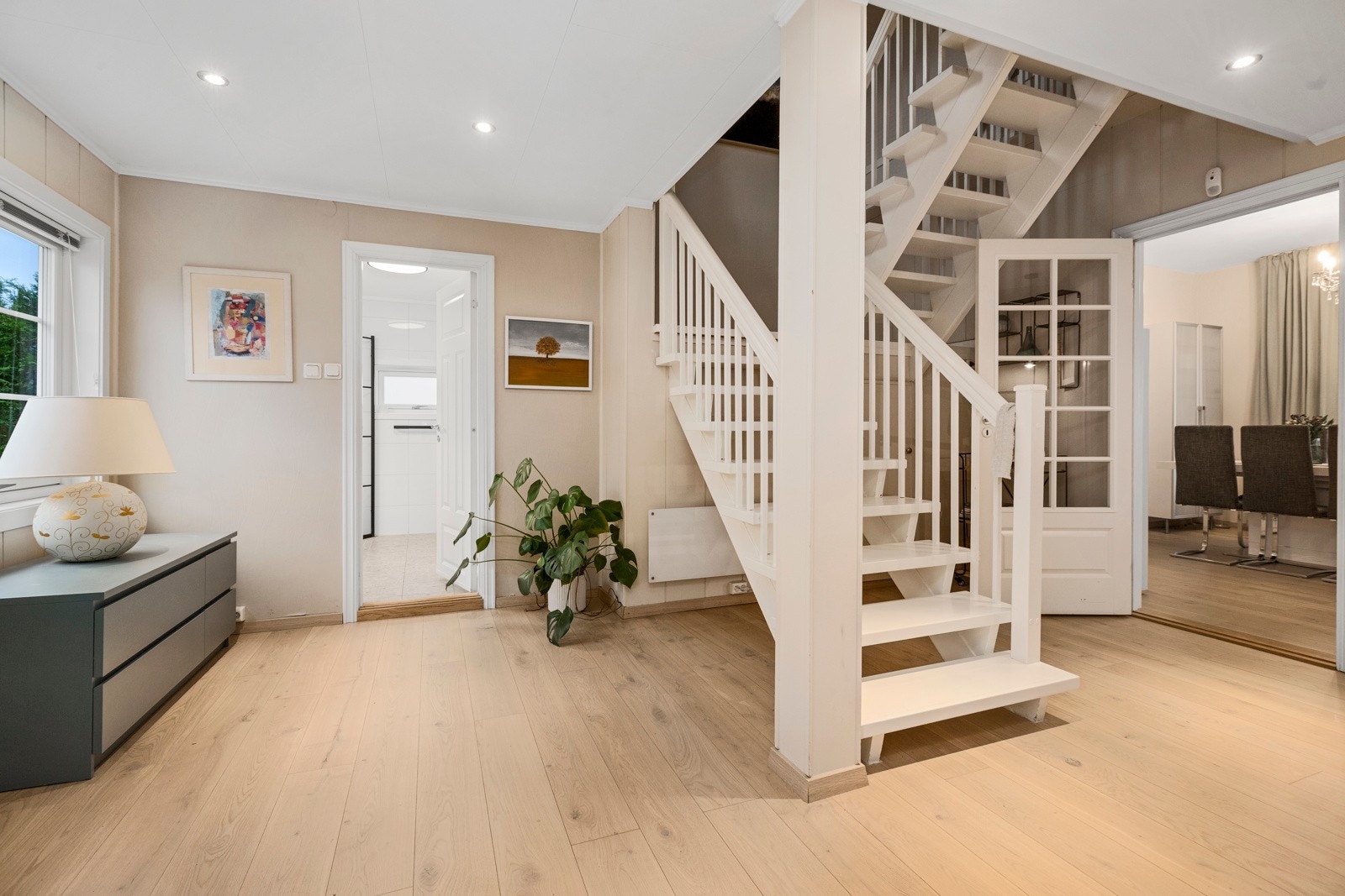 Romslig gang/hall med hvor det er trapp opp til 2. etasje Galleribilde