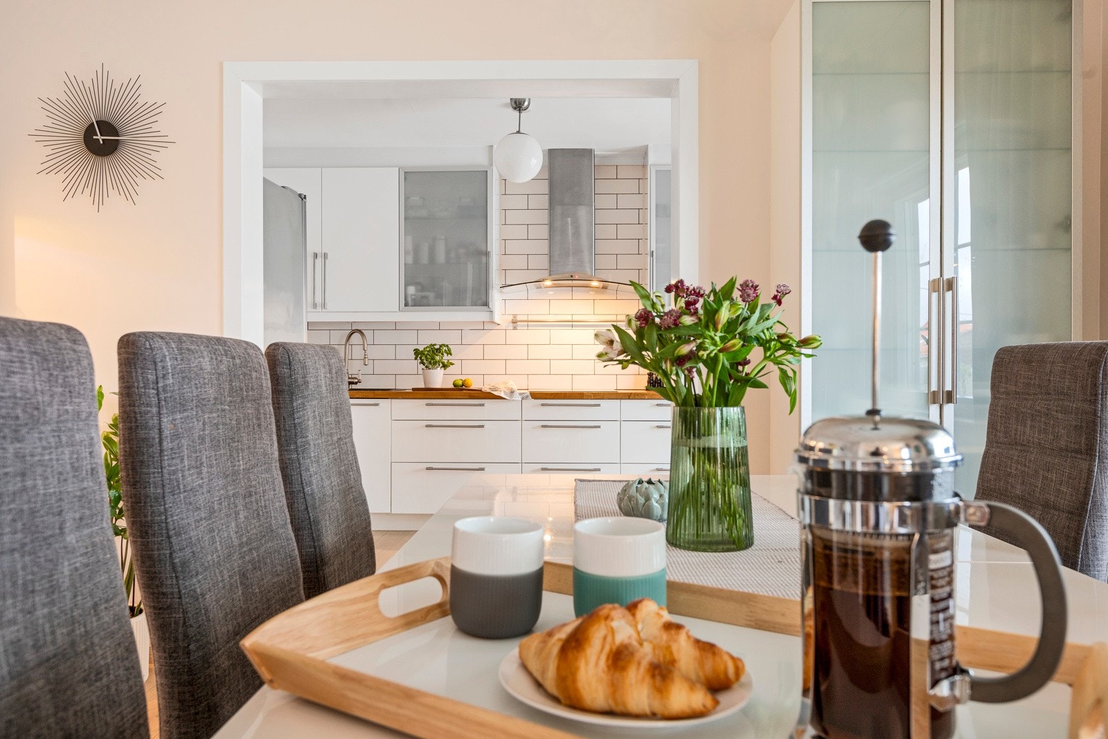 Spisestuen er strategisk plassert i forlengelsen av kjøkkenet Galleribilde