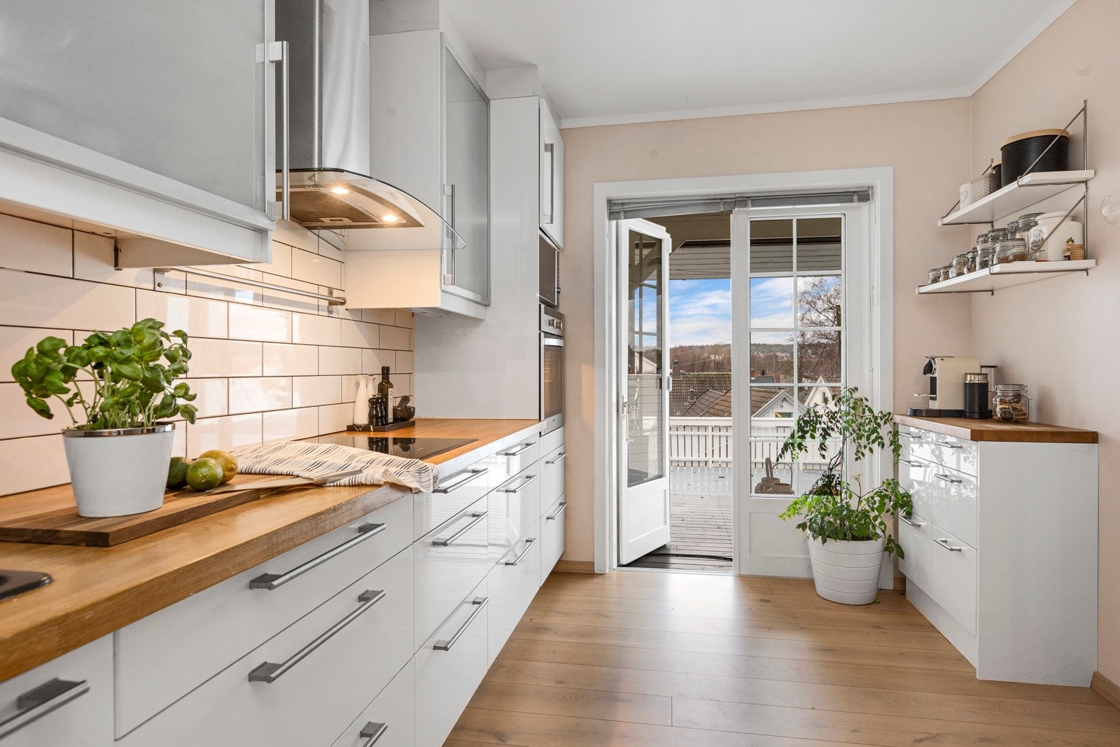 Kjøkkeninnredningen er fra 2009 og har slette fronter og heltre benkeplate Galleribilde