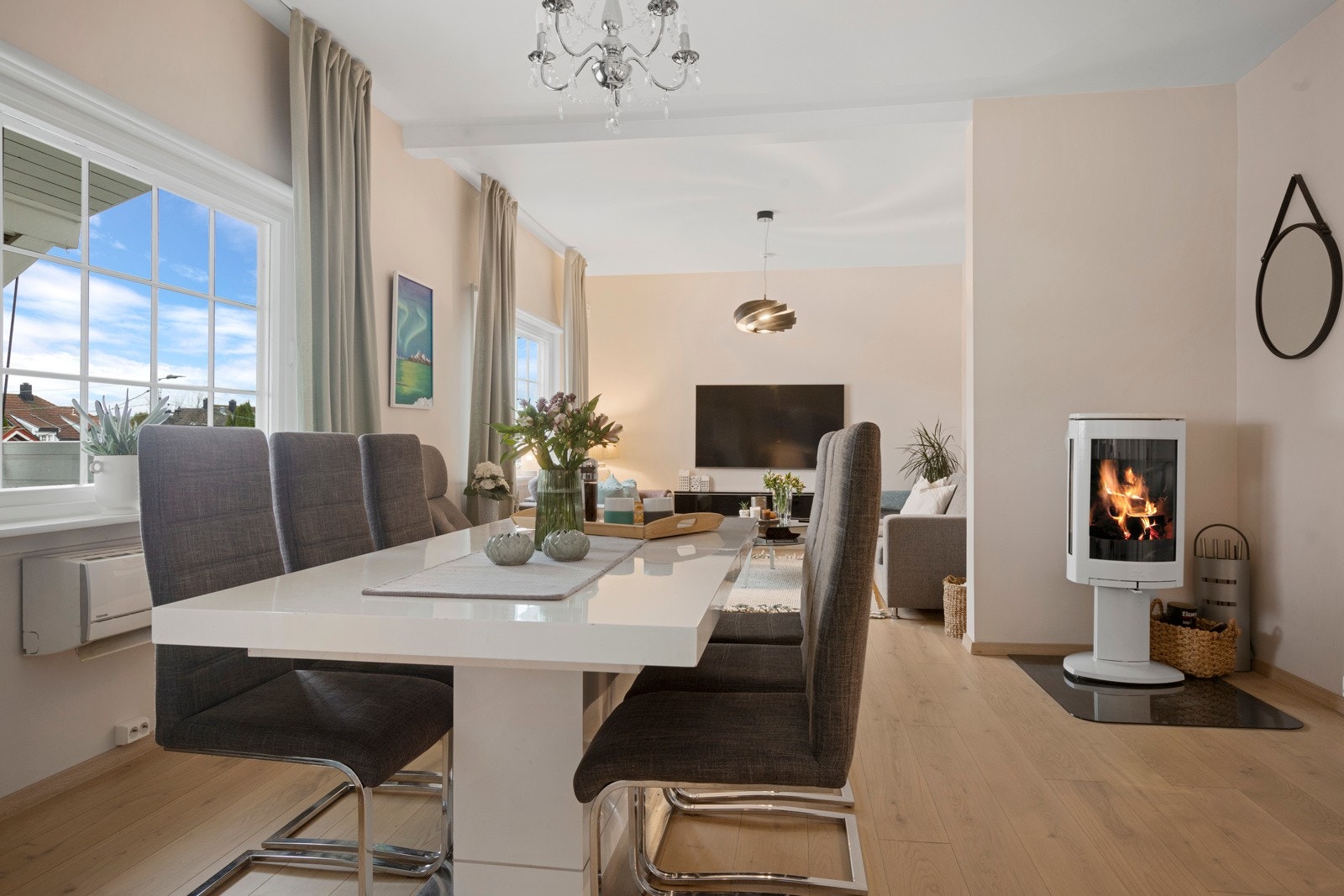 Spisestuen med hyggelig vedovn i hjørnet Galleribilde