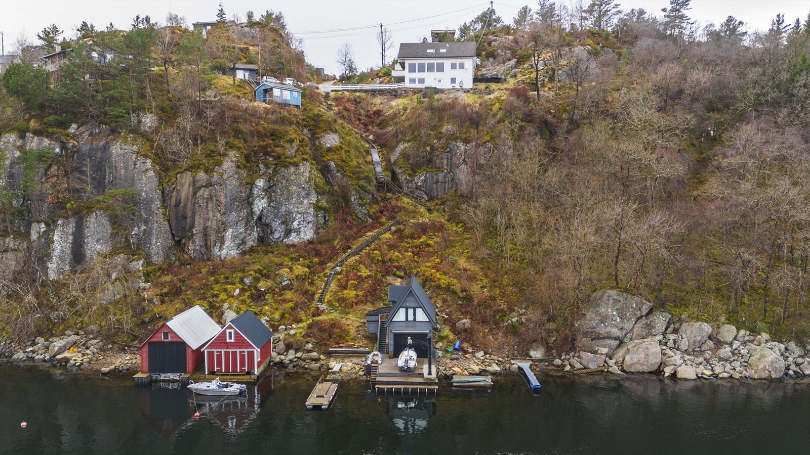 Med boligen følger det en nøstetomt til høyre for de andre nøstene Galleribilde