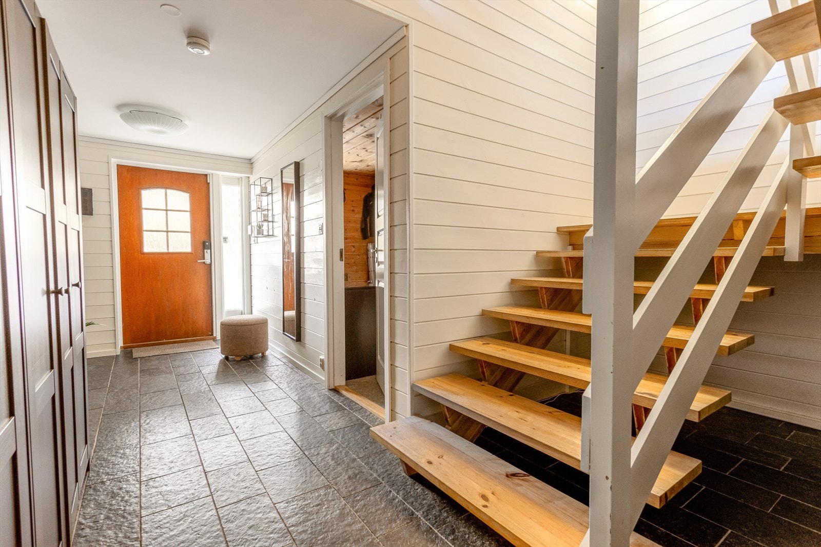 Velkommen inn! 1.etasje består av stor og romslig entré og 1 soverom Galleribilde