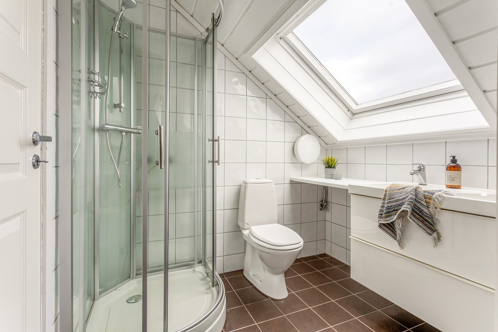 Badet i 3.etasje har dusjkabinett Galleribilde