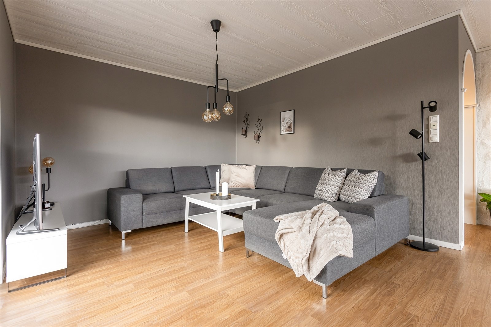Romlig stue med plass til sofakrok Galleribilde