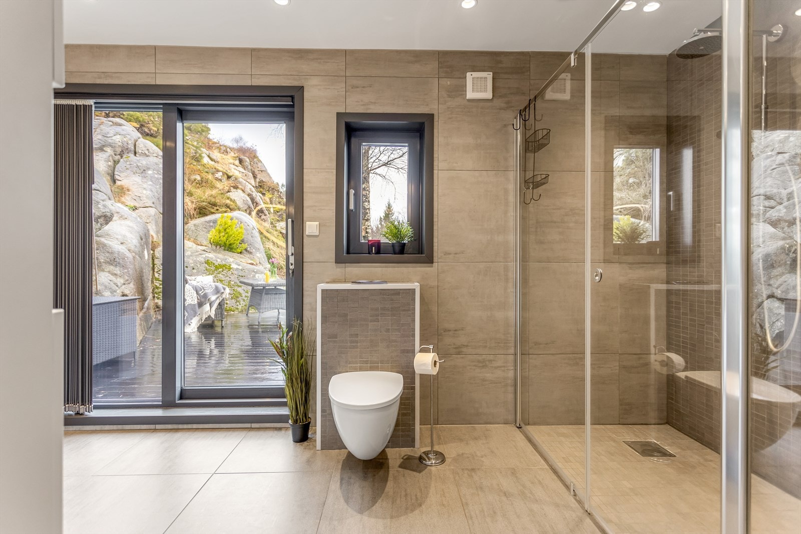 Badet har vegghengt toalett og stor dobbel dusj Galleribilde