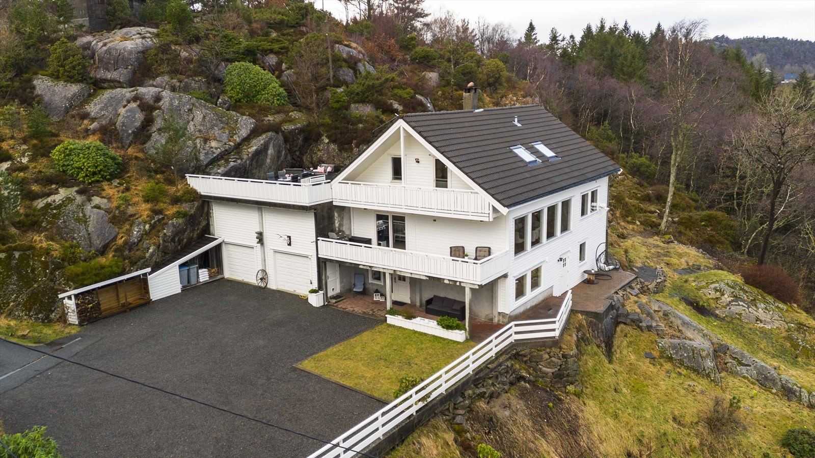 Stor og innholdsrik enebolig med dobbel garasje og flere terrasser. Galleribilde