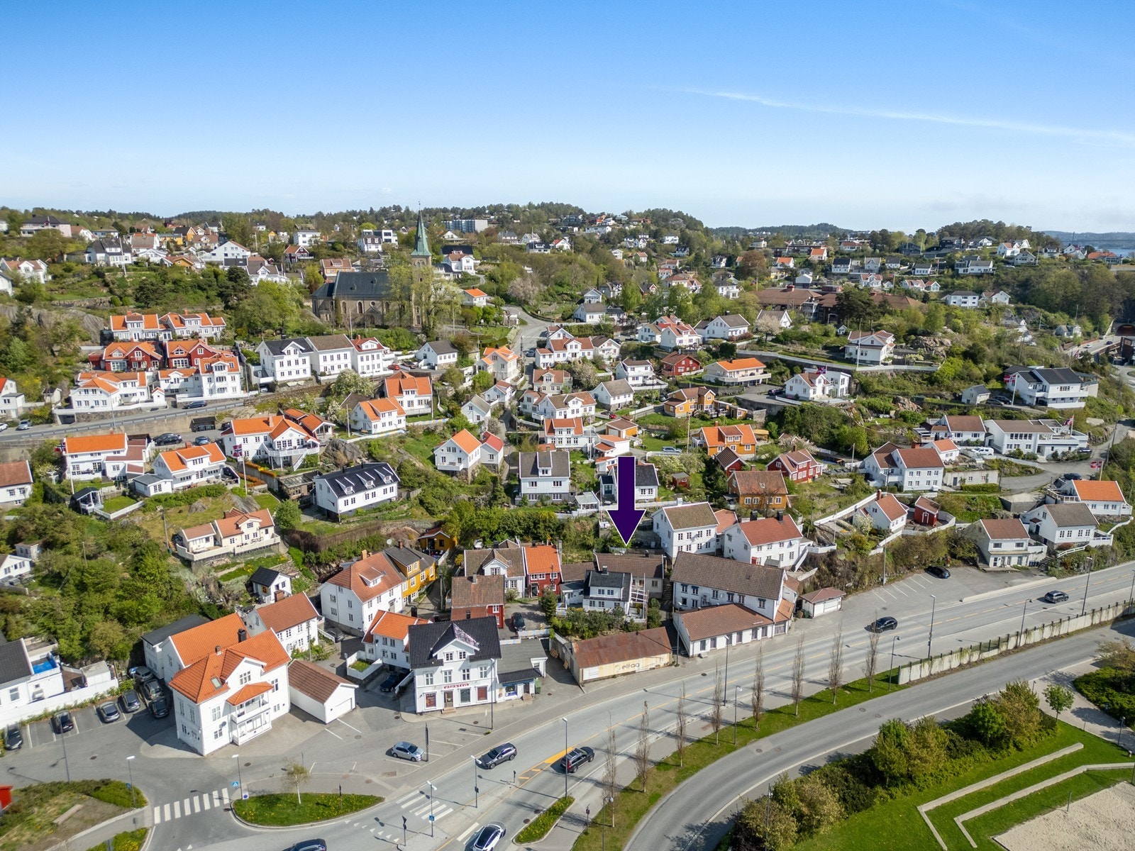 Tett hyggelig sørlandsbebyggelse bare en liten spasertur ut Langbrygga fra hjertet av bykjernen Galleribilde