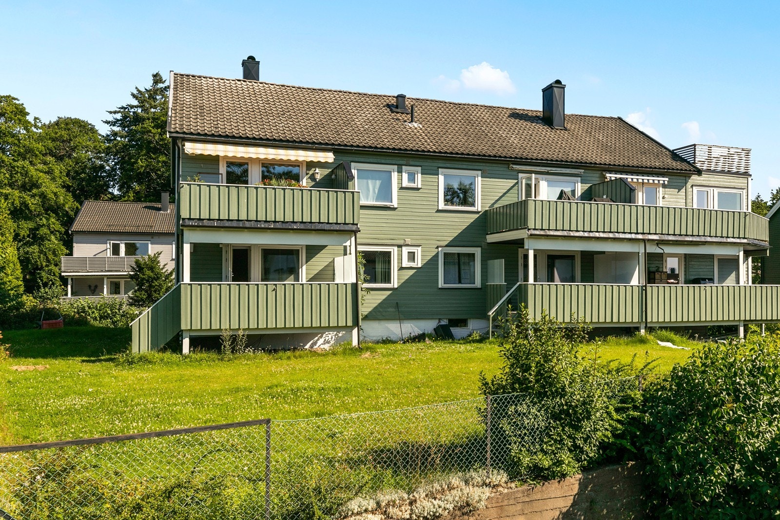 Leiligheten ligger i byggets øverste etasje med egen balkong. Galleribilde