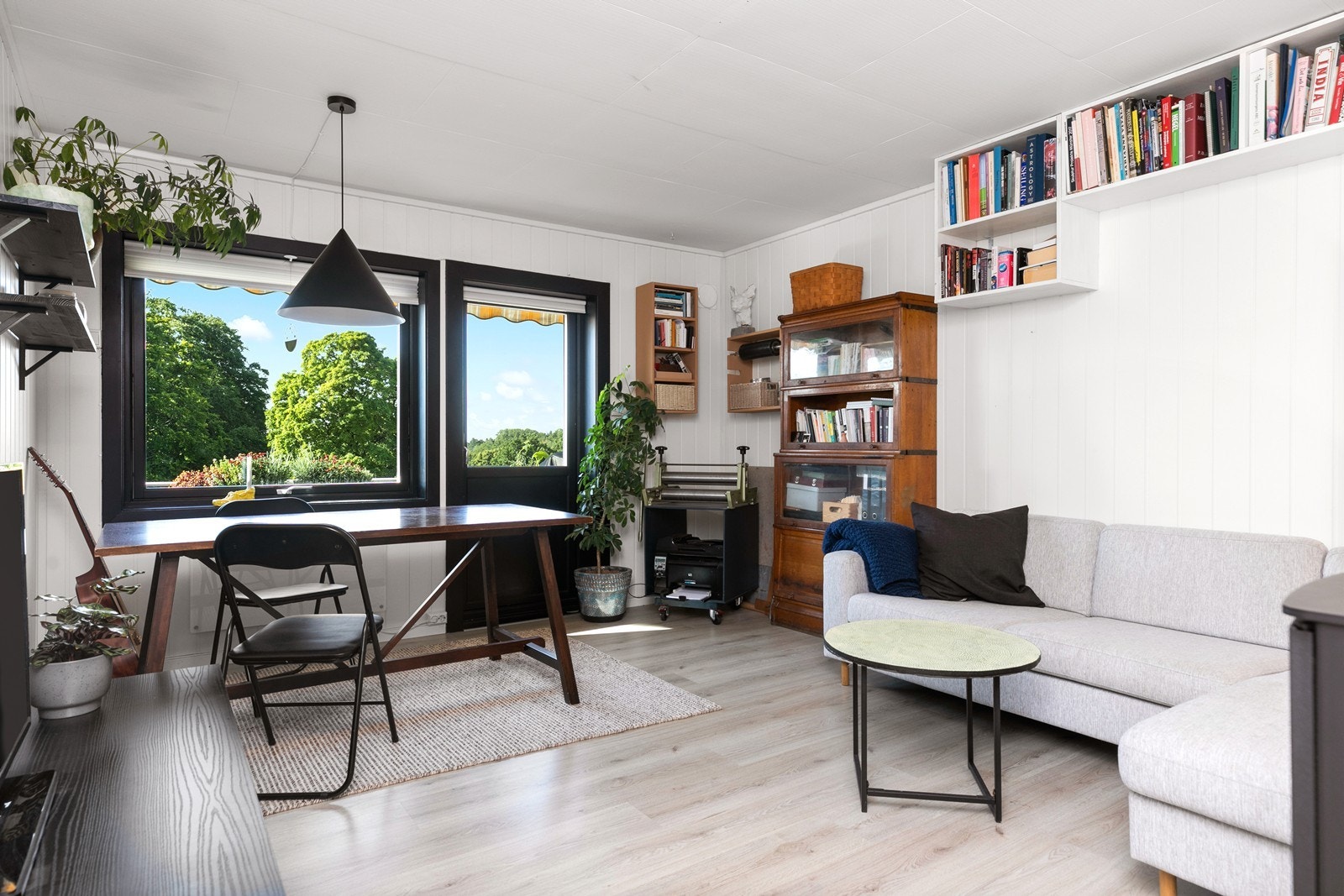 Moderne stue med godt lysinnslipp og tilgang til veranda. Galleribilde