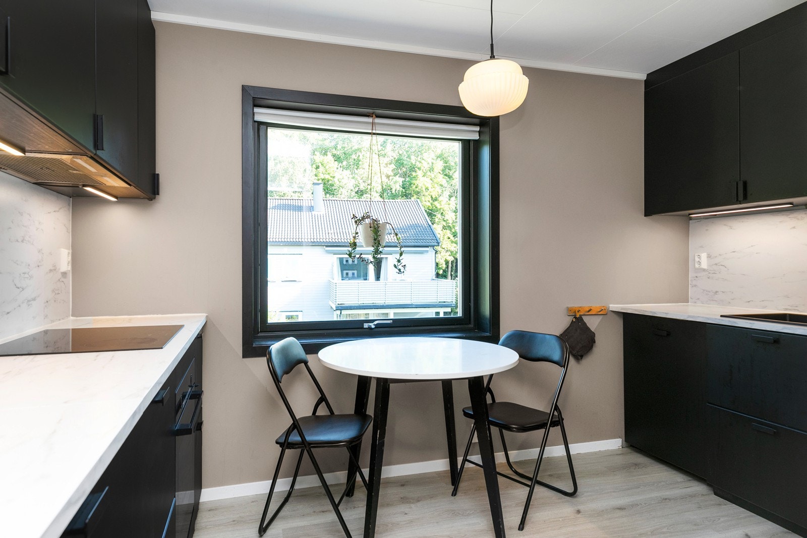 Svart moderne kjøkkeninnredning kombinert med lyse overflater. Galleribilde