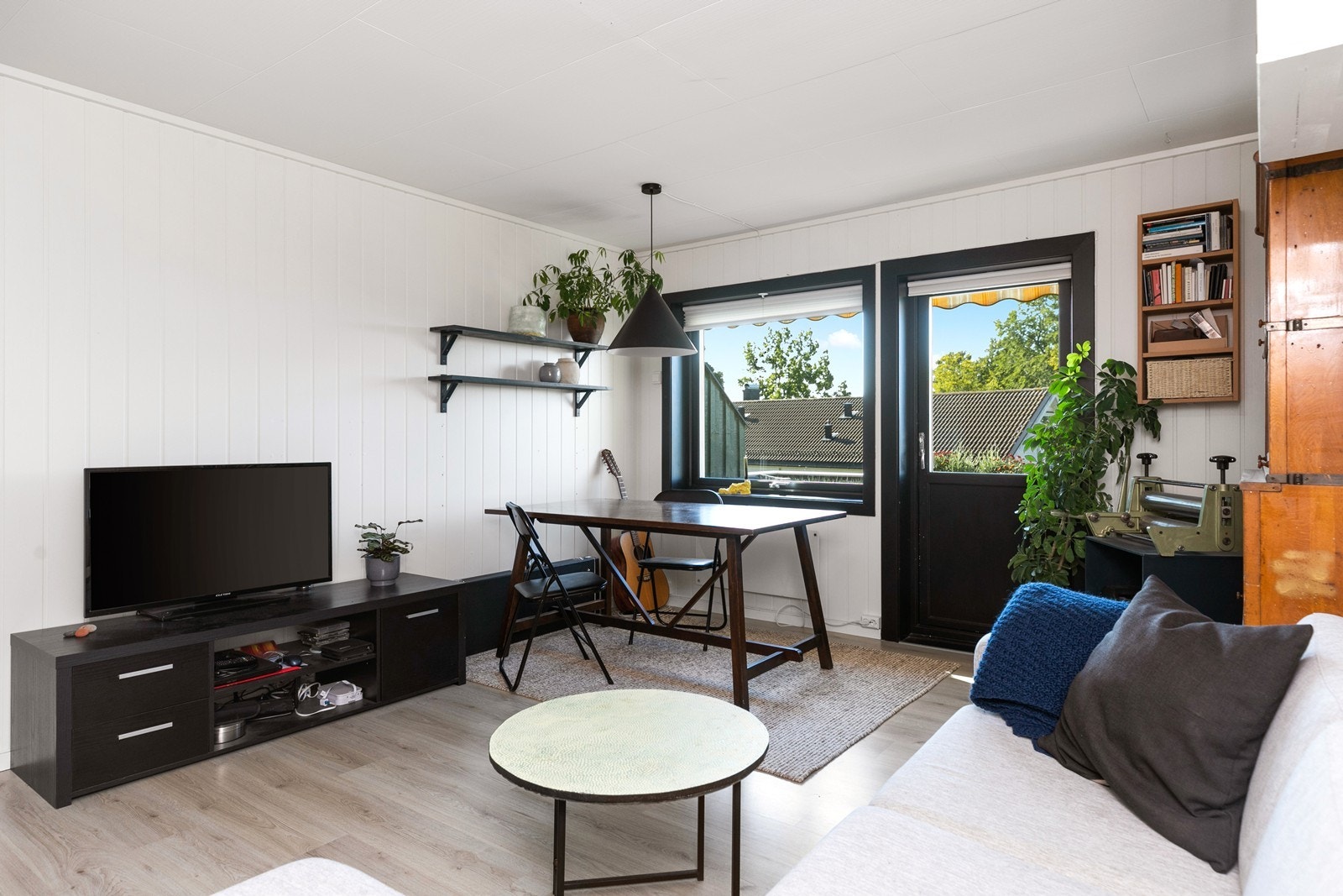 Moderne stue med minimalistisk uttrykk. Galleribilde