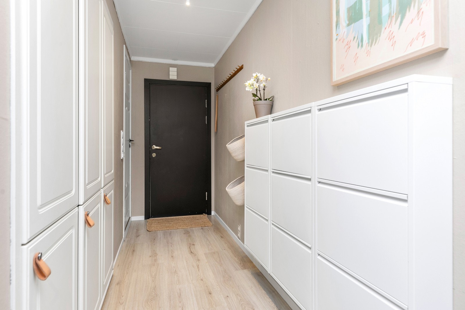 Innbydende gang med oppbevaring løsning. Galleribilde