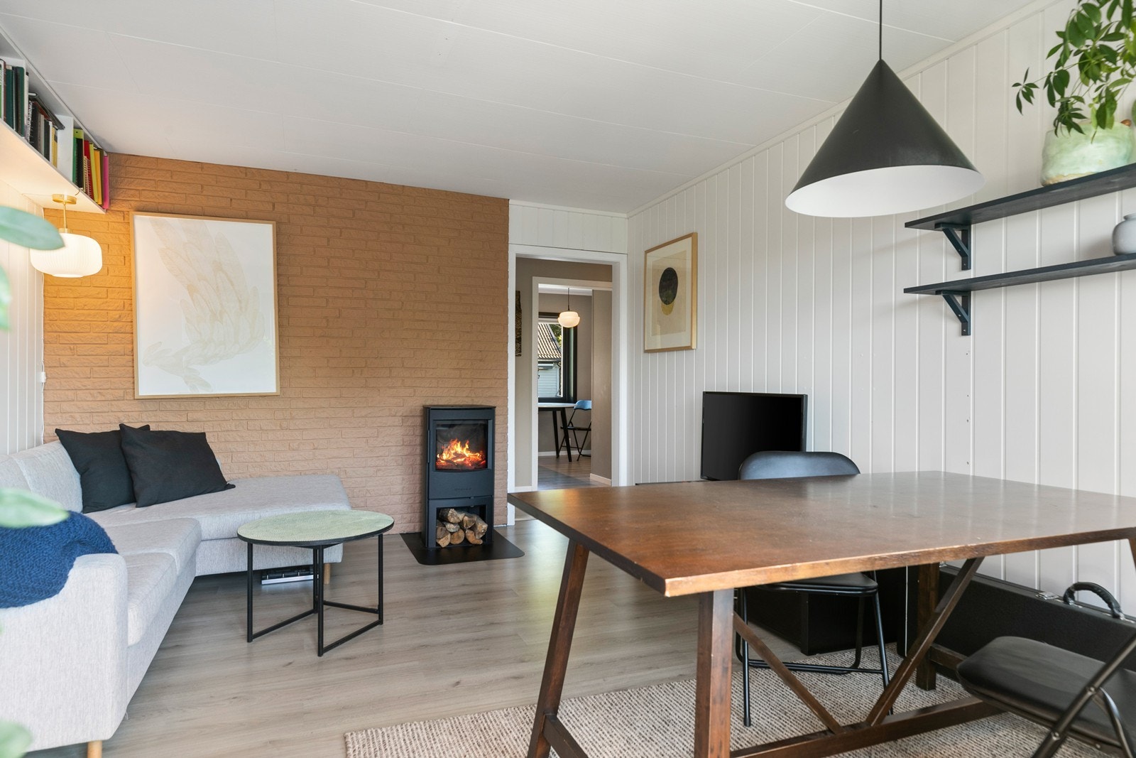 Kombinert stue og spisestue med stilrene detaljer. Galleribilde