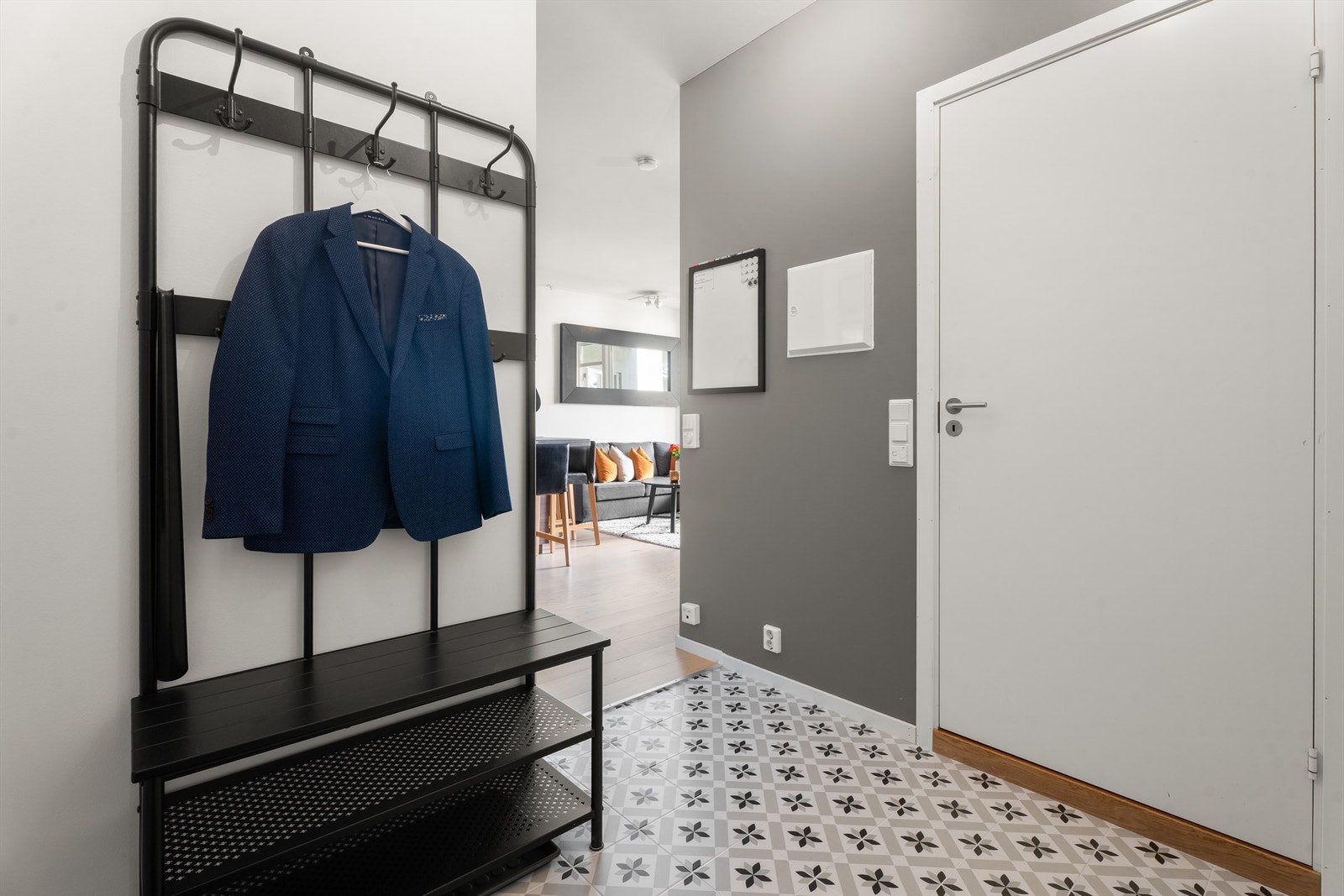 Entréen er lys og innbydende og med lekre fliser. Galleribilde