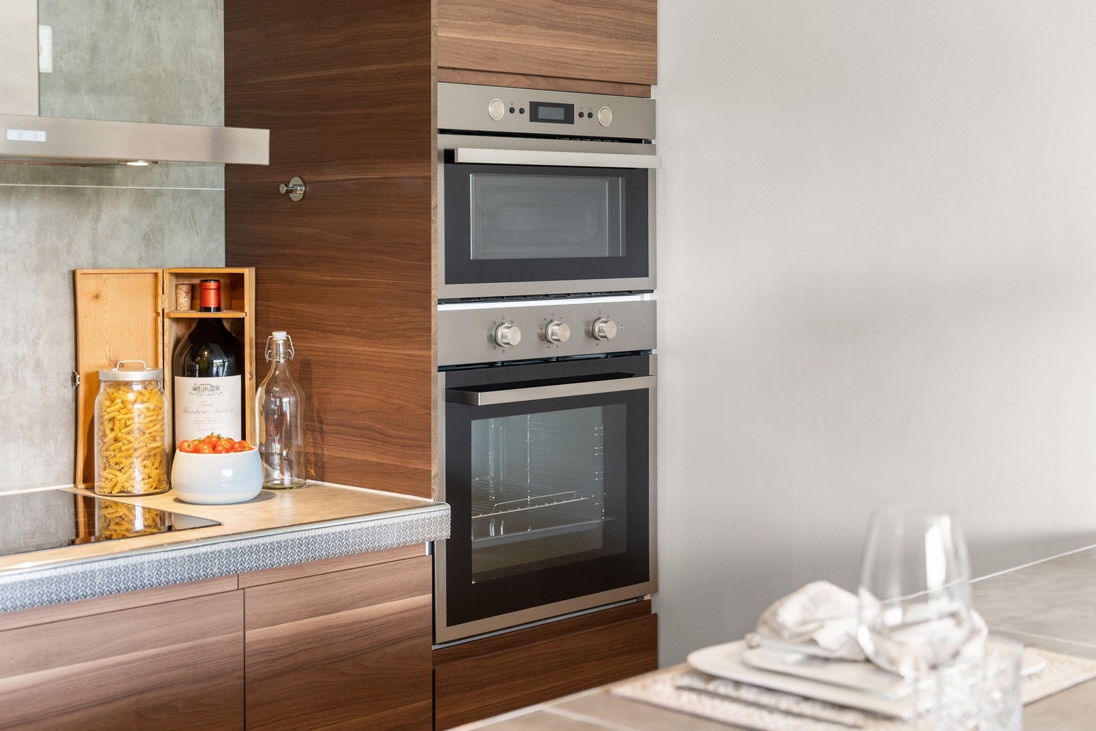 Av integrerte hvitevarer er det platetopp og stekeovn, mikrobølgeovn, oppvaskmaskin og kjøl/frys. Galleribilde