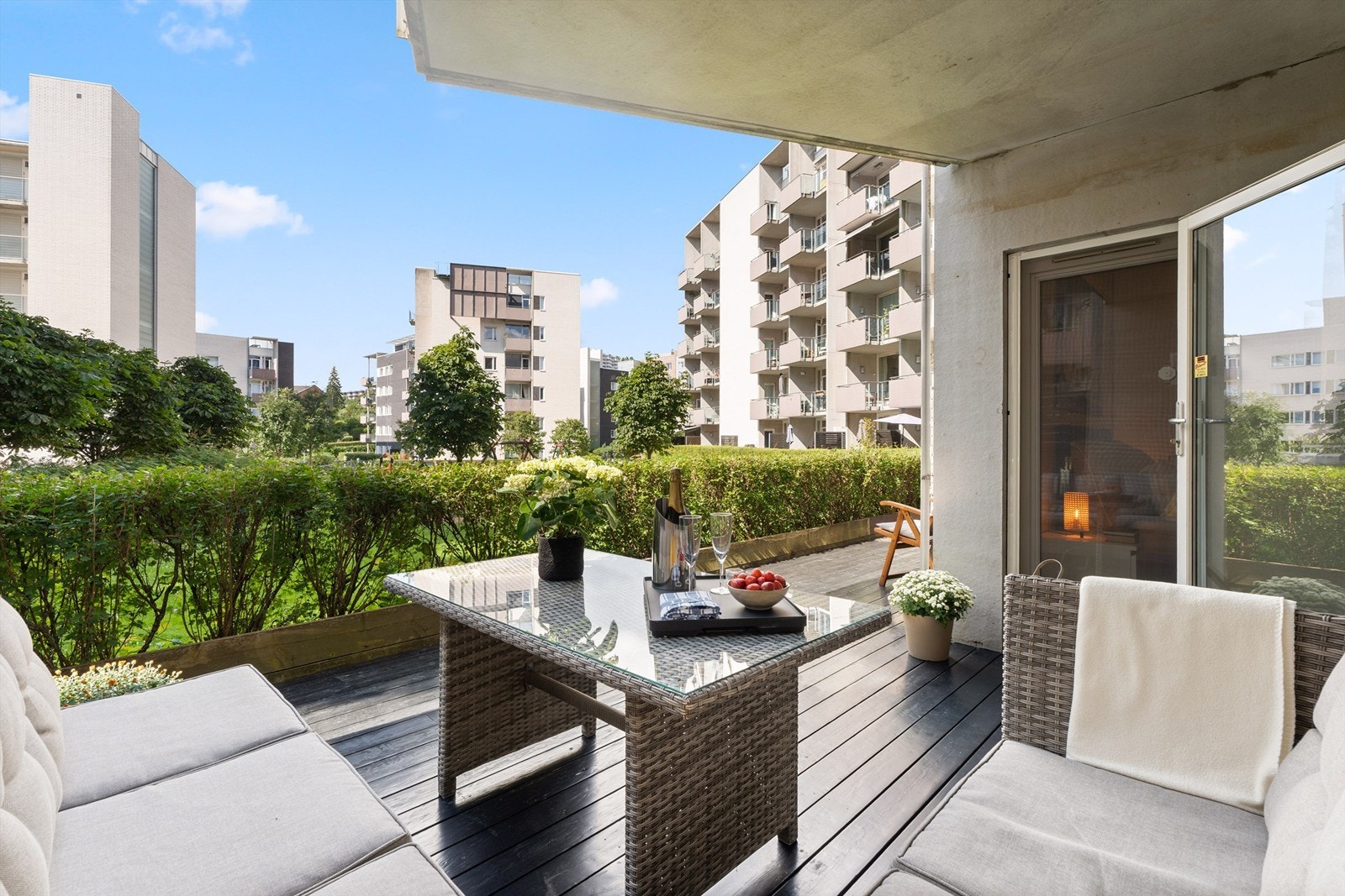 Leiligheten har en stor markterrasse med ettermiddagssol. Galleribilde