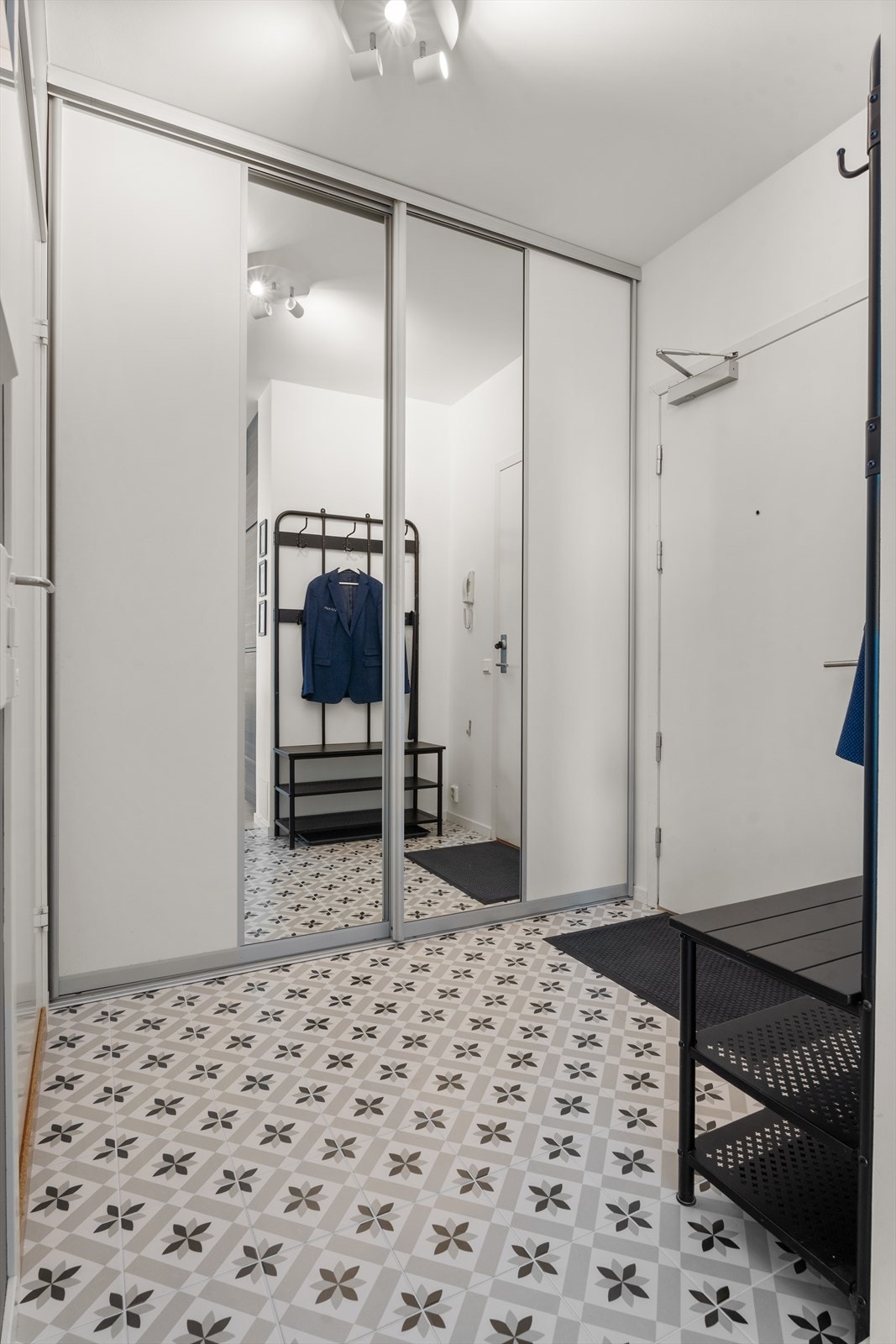 Romslig skyvedørsgarderobe med plass til yttertøy og sko. Entréen gir et meget godt førsteinntrykk av boligen. Galleribilde