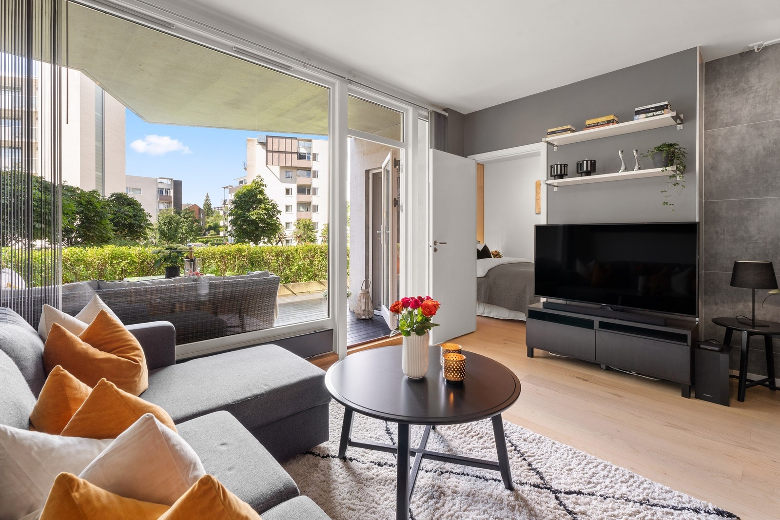 Her får du et åpent og luftig rom med lysinnslipp fra store vindusflater som brer seg over hele kortsiden i rommet. Galleribilde