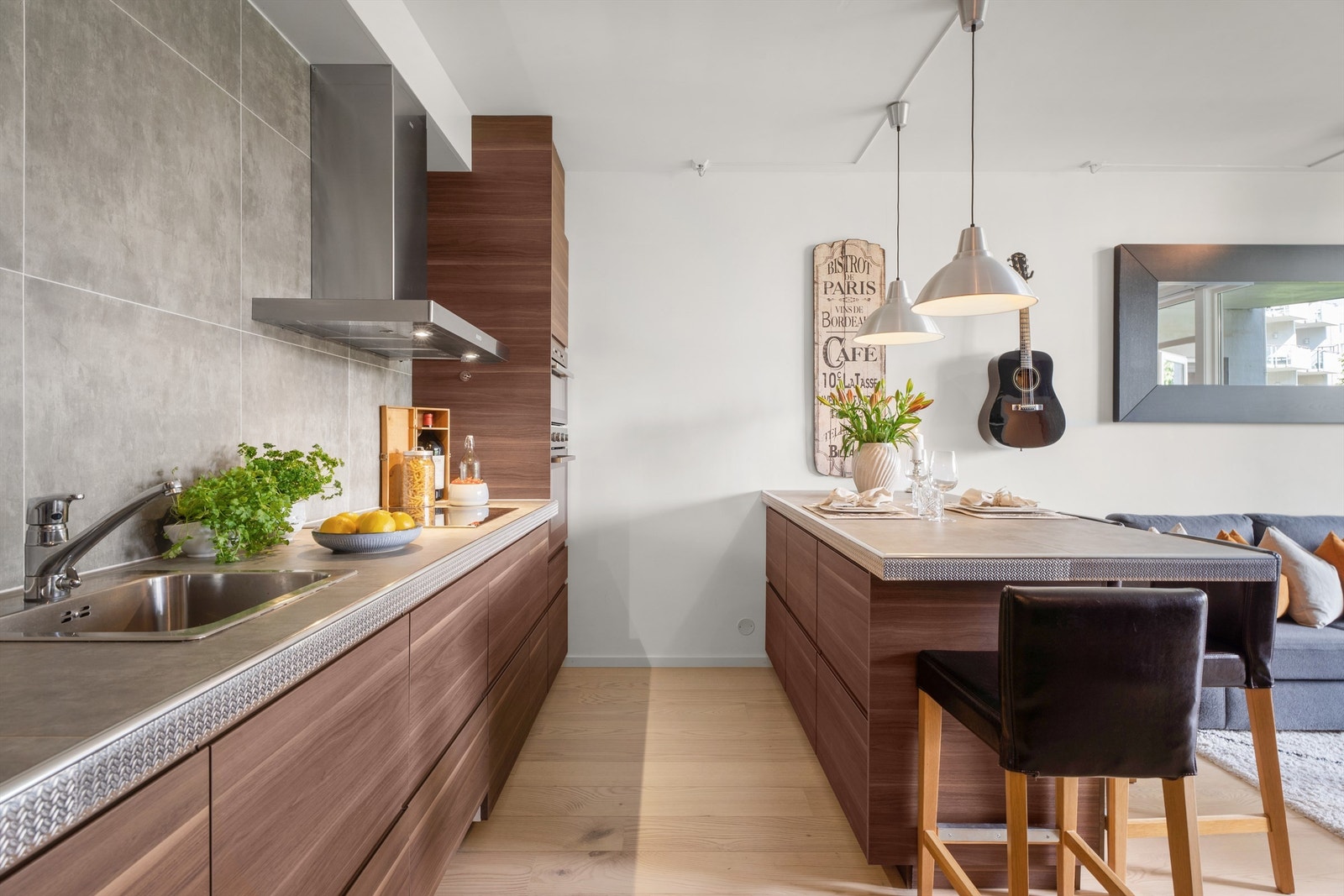 Det er rikelig med oppbevaringsplass i både skuffer og skap, og den store benkeplaten gjør det enkelt å tilberede gode måltider. Kjøkkenet er fra 2017. Galleribilde