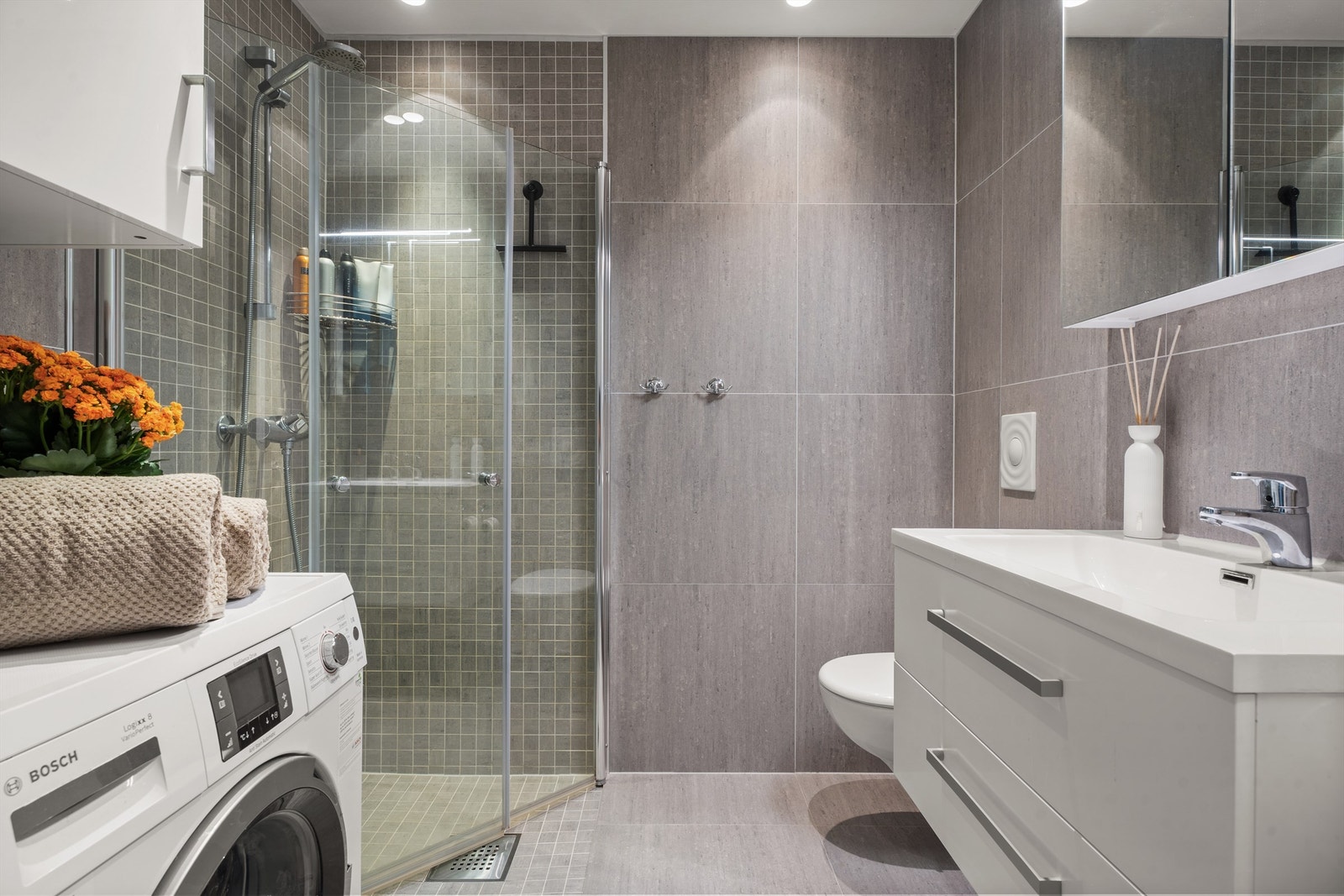 Badet er pent flislagt på gulv og vegger med elektrisk varme i gulvet. Galleribilde