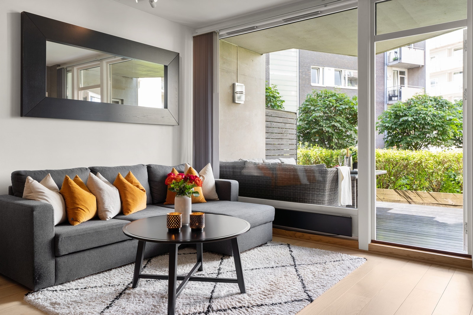 Stuen er av god størrelse med plass til sofa, tilhørende salongbord og TV-seksjon. Galleribilde