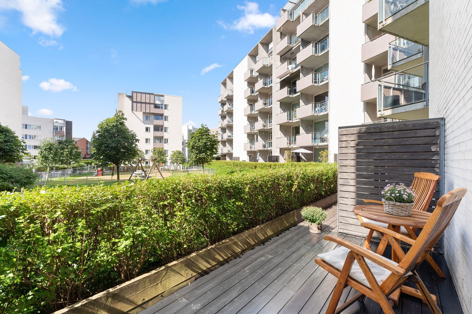 På årets varmere dager fungerer terrassen som en fin forlengelse av stuen, med gode solforhold og rikelig med plass. Galleribilde