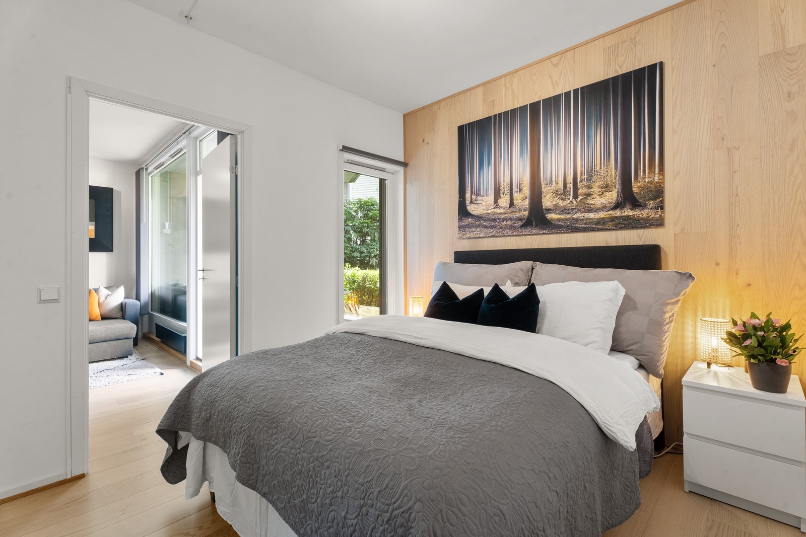 Soverommet er av god størrelse med plass til dobbeltseng og tilhørende nattbord. Galleribilde