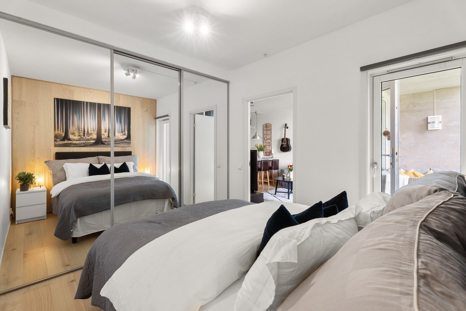 Det er også rikelig med oppbevaringsplass i et stort garderobeskap. Galleribilde