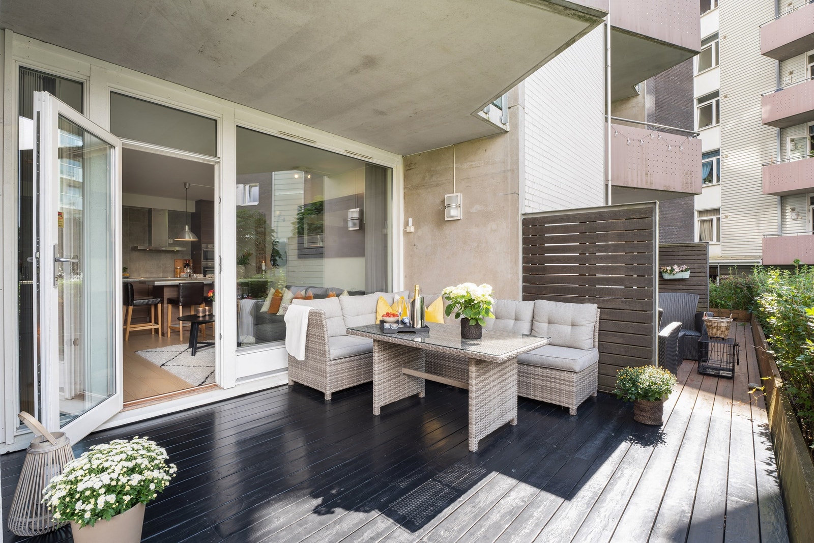 Fra stuen er det også utgang til en stor terrasse på 20kvm. Galleribilde