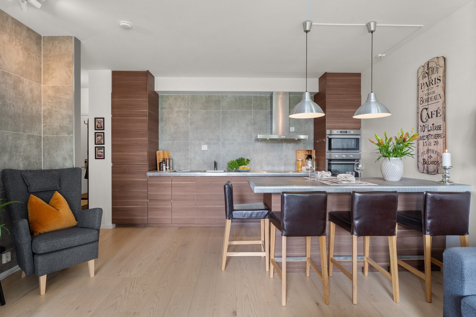 Kjøkkeninnredning er av folierte profilfronter og egenprodusert benkeplate. Galleribilde