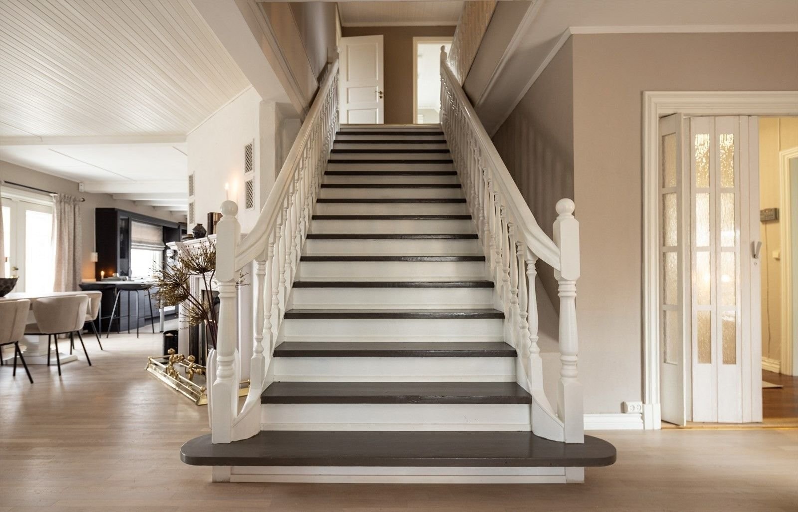 Imponerende trapp fra spisestue til loftsstue – ofte et samtaleemne blant gjestene. Galleribilde