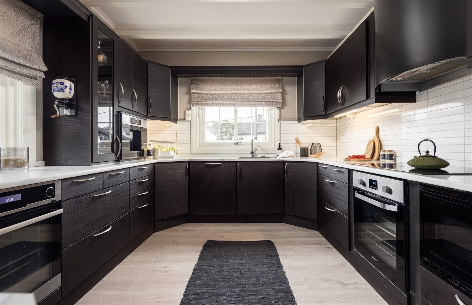 Kjøkkenet fra Arthur Bonnet ble totaloppusset i 2019 med nye fronter, benkeplater, hvitevarer og ventilator fra RørosHetta. Galleribilde