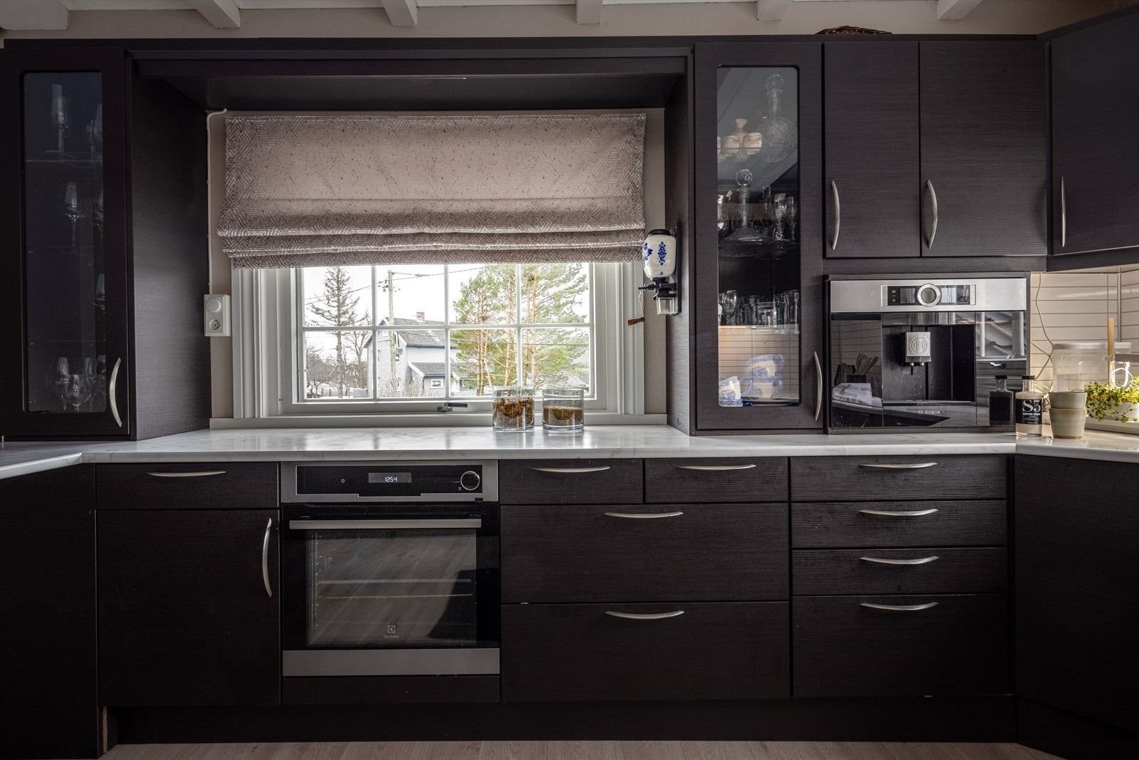 Fullt utstyrt kjøkken med kaffemaskin, mikro, stort kjøleskap, oppvaskmaskin, to ovner, koketopp, RørosHetta og vinskap. Fryser og kjølerom finnes i tilstøtende bod. Galleribilde