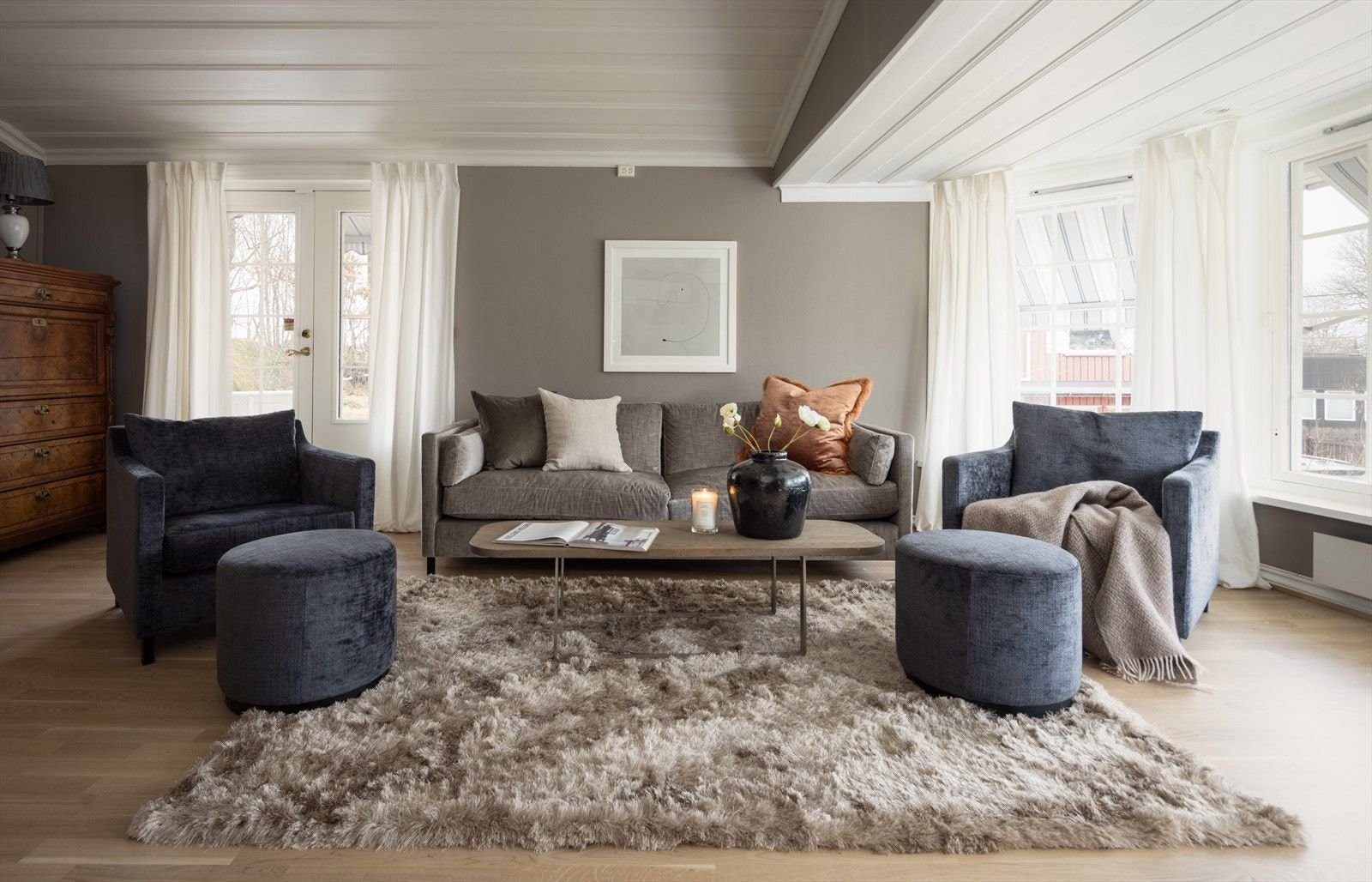 Stue 1: 25 m² med karnapp og flott lysinnslipp, nedsenket ett trinn fra spisestuen. Galleribilde