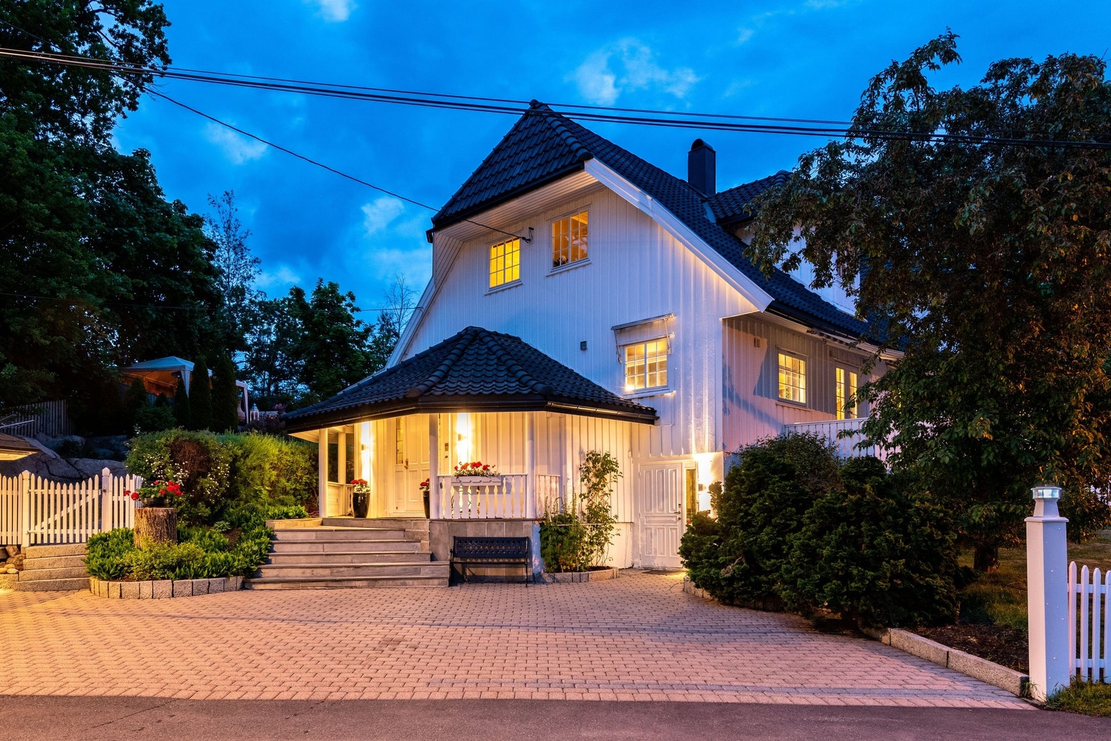 Velkommen hjem. Her ser du både hovedinngangen og utleiedelens egen inngang – elegant og praktisk. Du får også rikelig med plass til parkering, rett i innkjørselen. Galleribilde