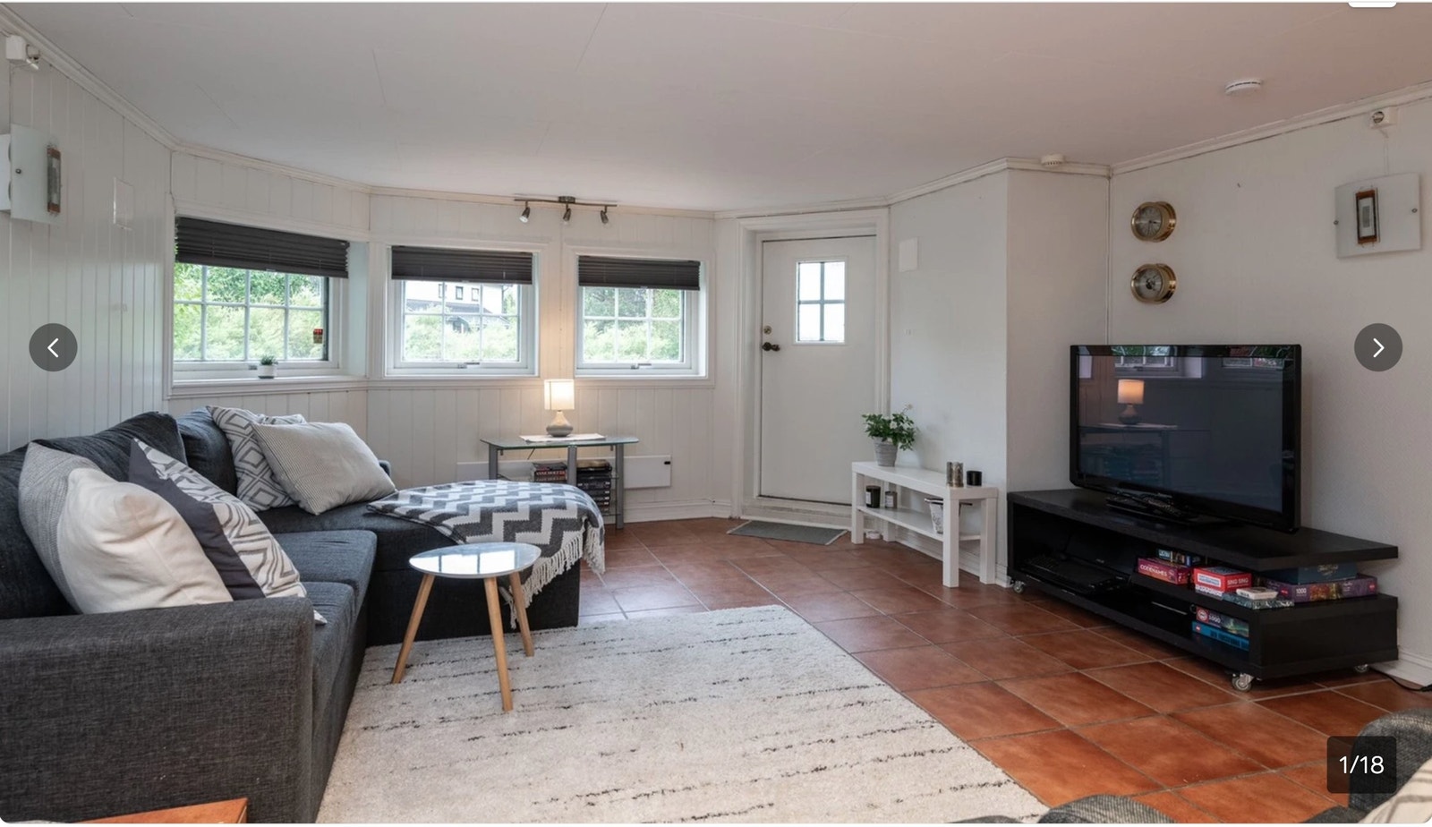 Stue/oppholdsrom i utleiedelen med utgang til terrasse. Gulvvarme i stue, bad, kjøkken og entré. Galleribilde